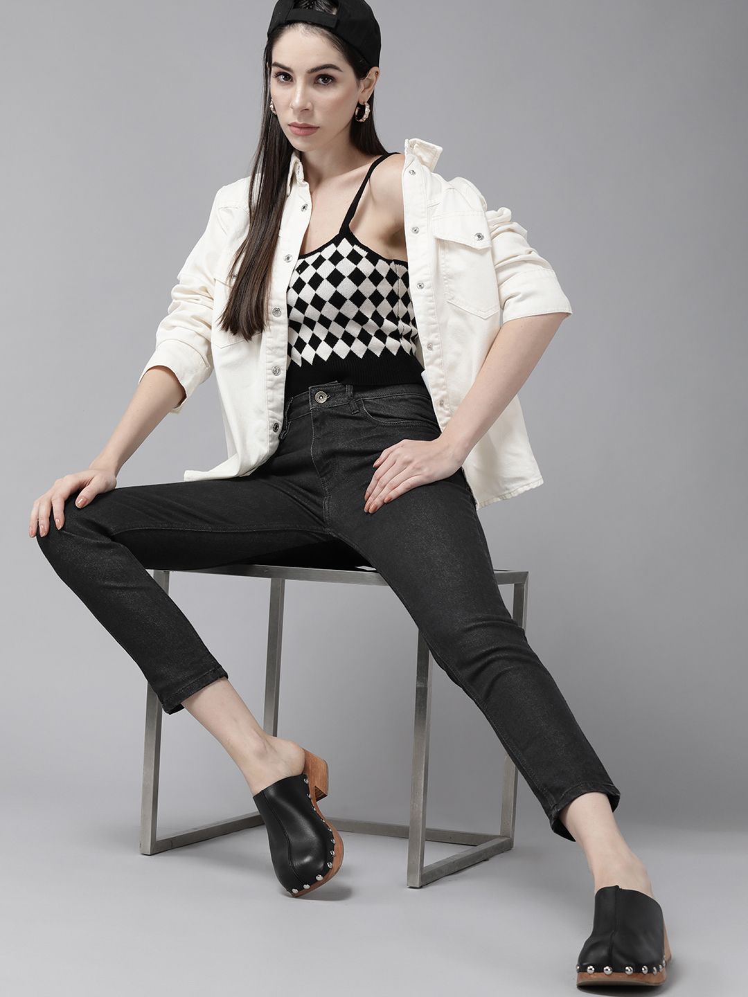 Roadster Women Black Skinny Fit Mid-Rise Clean Look Stretchable Cropped Jeans