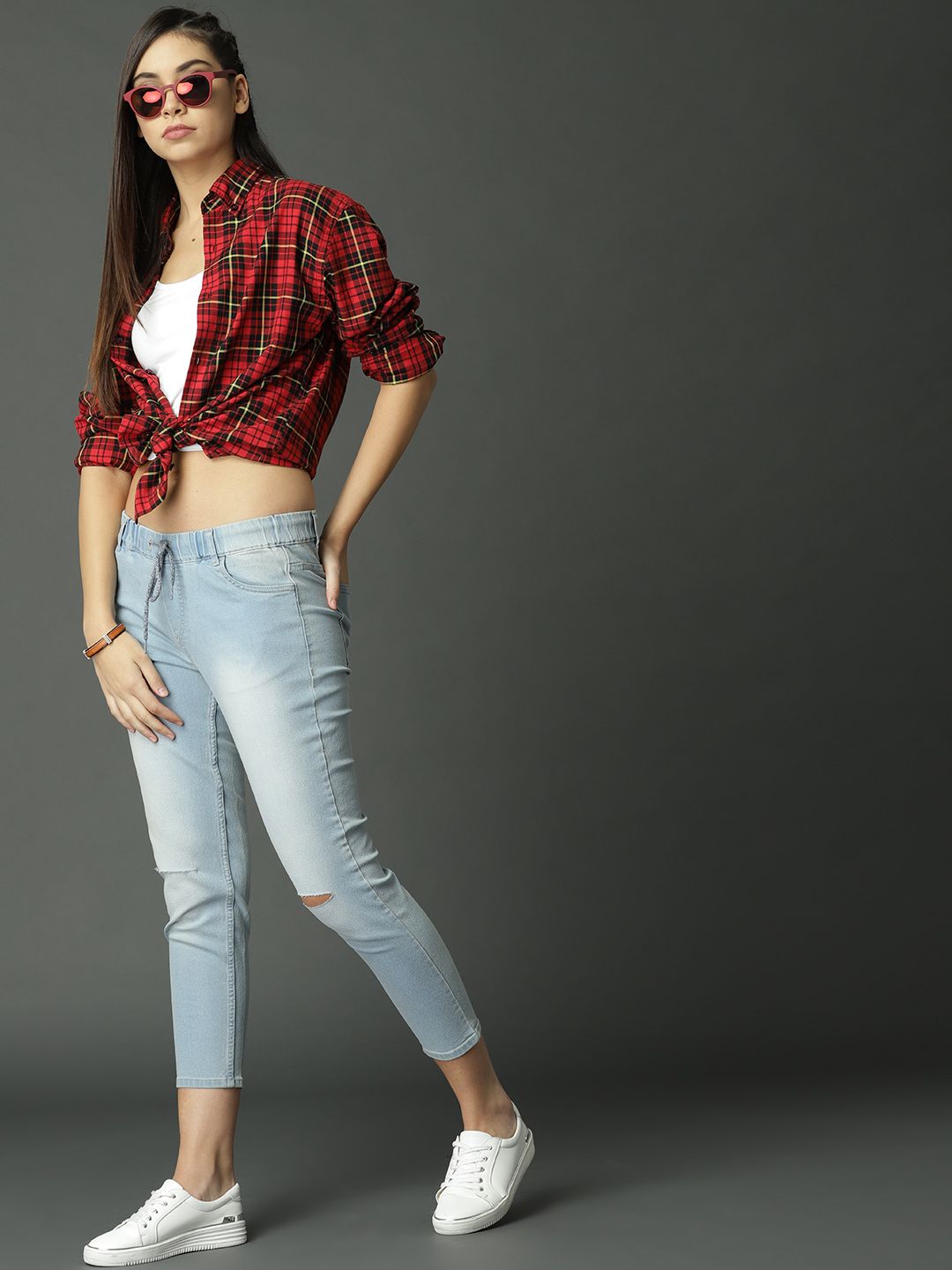 Roadster Women Blue Slim Fit Mid-Rise Slash Knee Cropped Stretchable Jeans